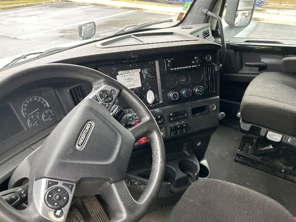 Sleeper Tractor-Heavy Duty Tractors-Freightliner-2023-T12664ST-Jessup-MD-605,438\n\t\tmiles-$ 61,000 - Image 10