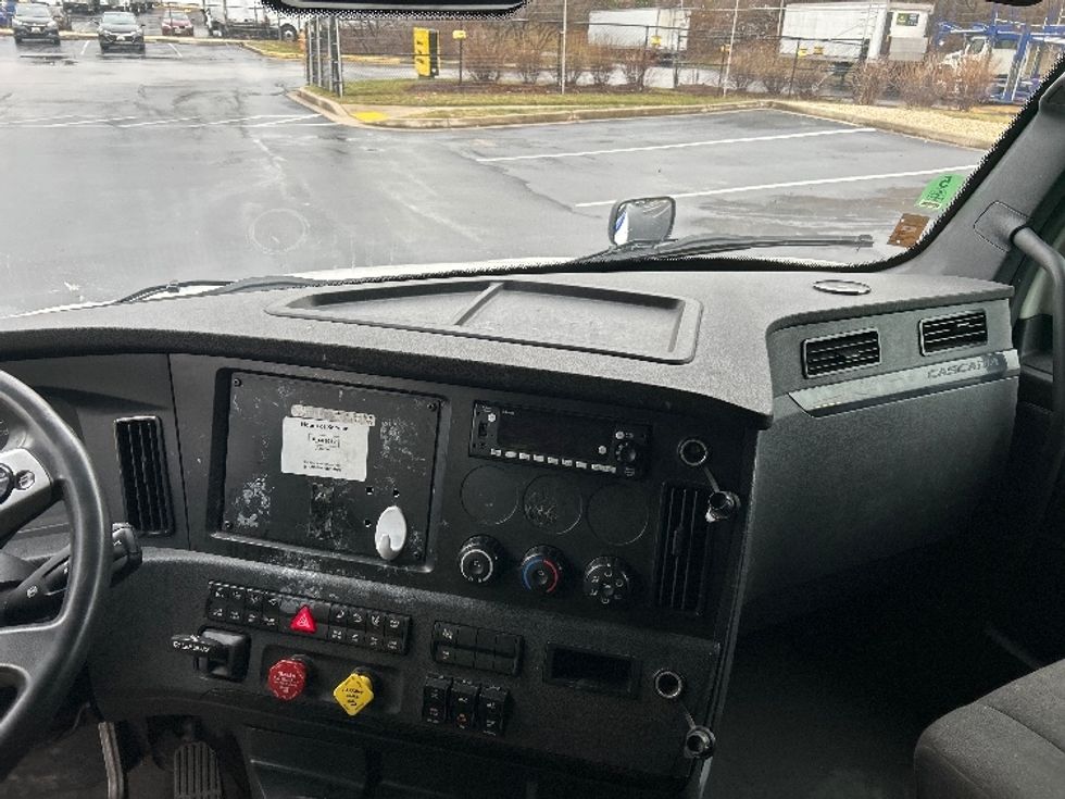 Sleeper Tractor-Heavy Duty Tractors-Freightliner-2023-T12664ST-Jessup-MD-605,438\n\t\tmiles-$ 61,000 - Image 12