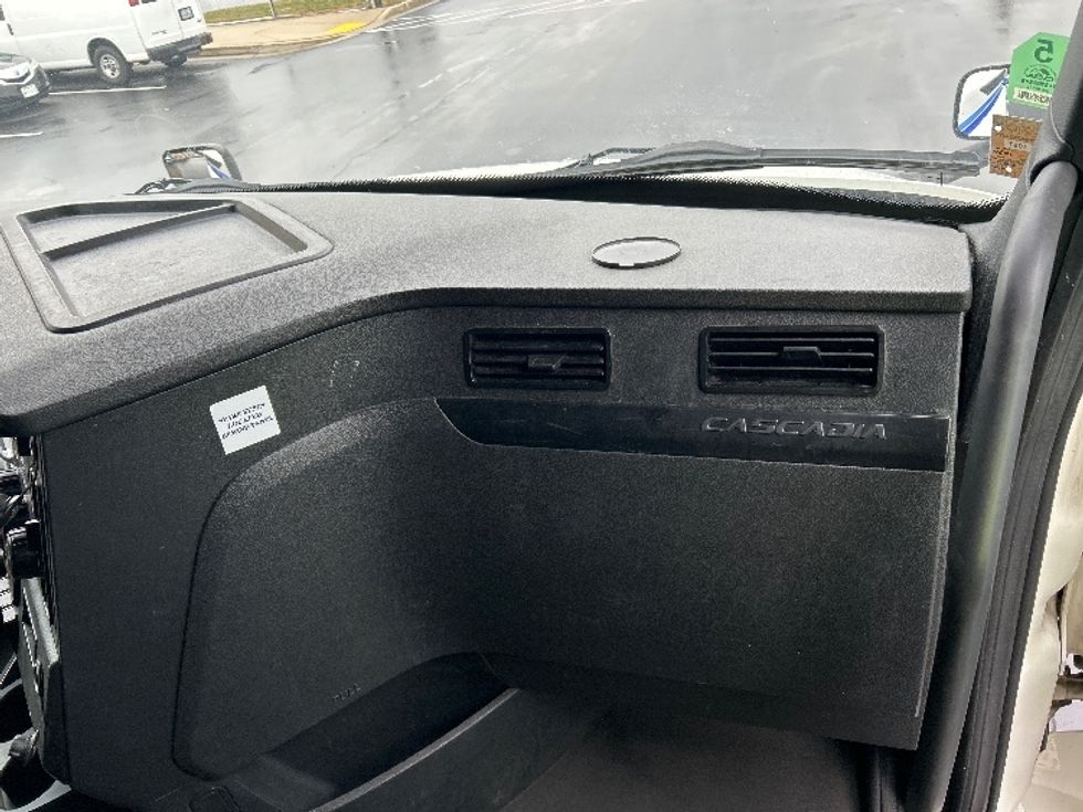 Sleeper Tractor-Heavy Duty Tractors-Freightliner-2023-T12664ST-Jessup-MD-605,438\n\t\tmiles-$ 61,000 - Image 14