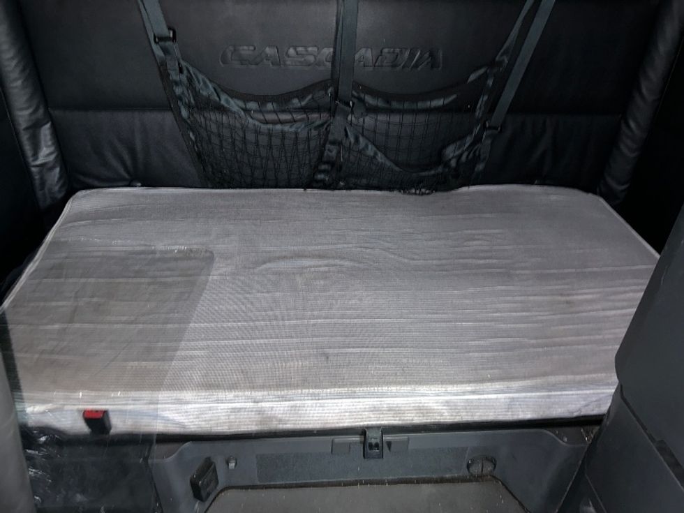 Sleeper Tractor-Heavy Duty Tractors-Freightliner-2023-T12664ST-Jessup-MD-605,438\n\t\tmiles-$ 61,000 - Image 16