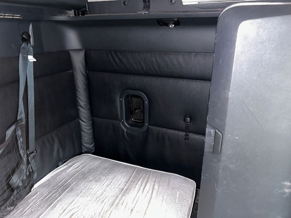 Sleeper Tractor-Heavy Duty Tractors-Freightliner-2023-T12664ST-Jessup-MD-605,438\n\t\tmiles-$ 61,000 - Image 17