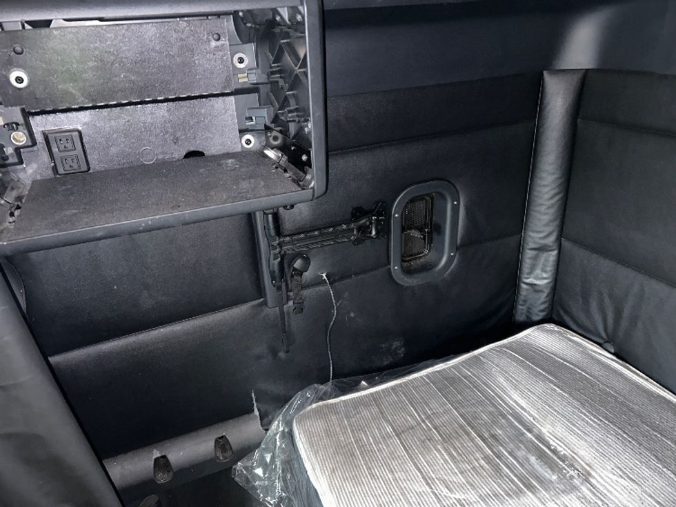 Sleeper Tractor-Heavy Duty Tractors-Freightliner-2023-T12664ST-Jessup-MD-605,438\n\t\tmiles-$ 61,000 - Image 18