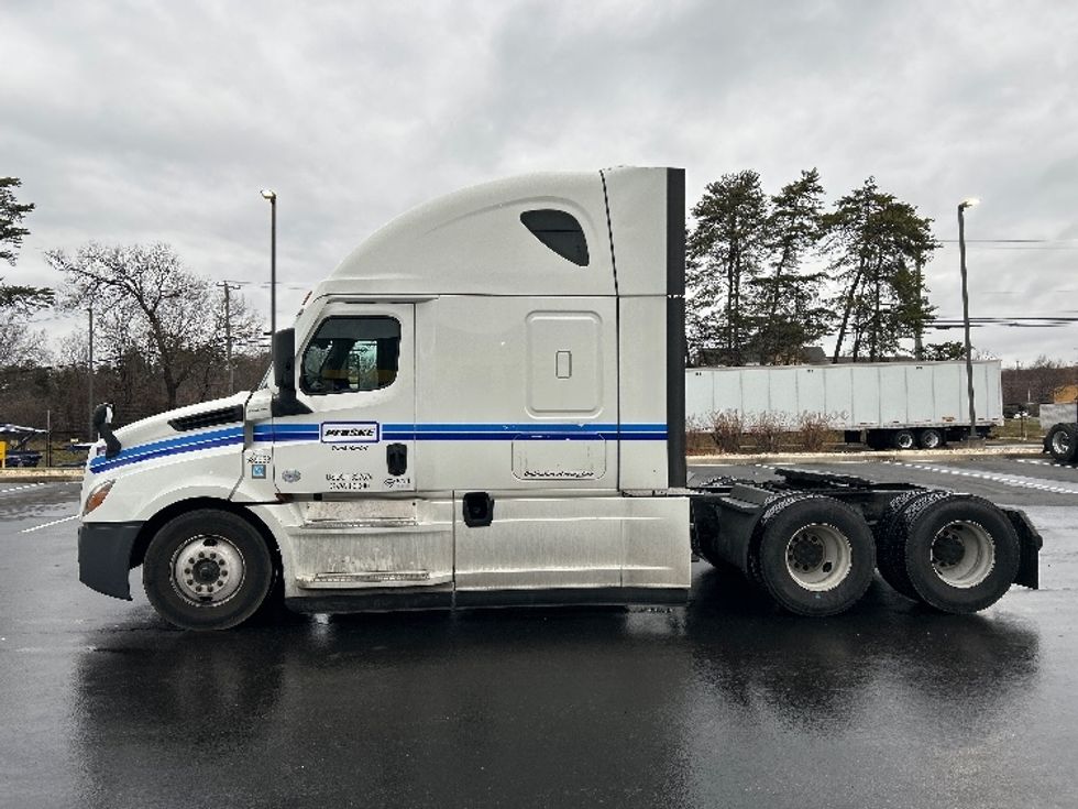 Sleeper Tractor-Heavy Duty Tractors-Freightliner-2023-T12664ST-Jessup-MD-605,438\n\t\tmiles-$ 61,000 - Image 4