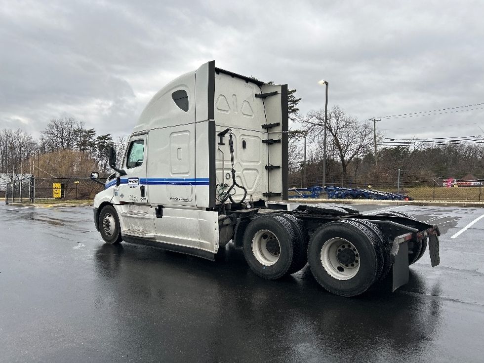 Sleeper Tractor-Heavy Duty Tractors-Freightliner-2023-T12664ST-Jessup-MD-605,438\n\t\tmiles-$ 61,000 - Image 5