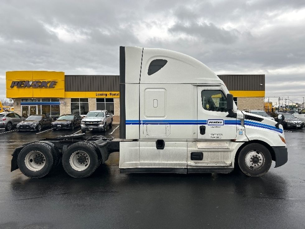 Sleeper Tractor-Heavy Duty Tractors-Freightliner-2023-T12664ST-Jessup-MD-605,438\n\t\tmiles-$ 61,000 - Image 8