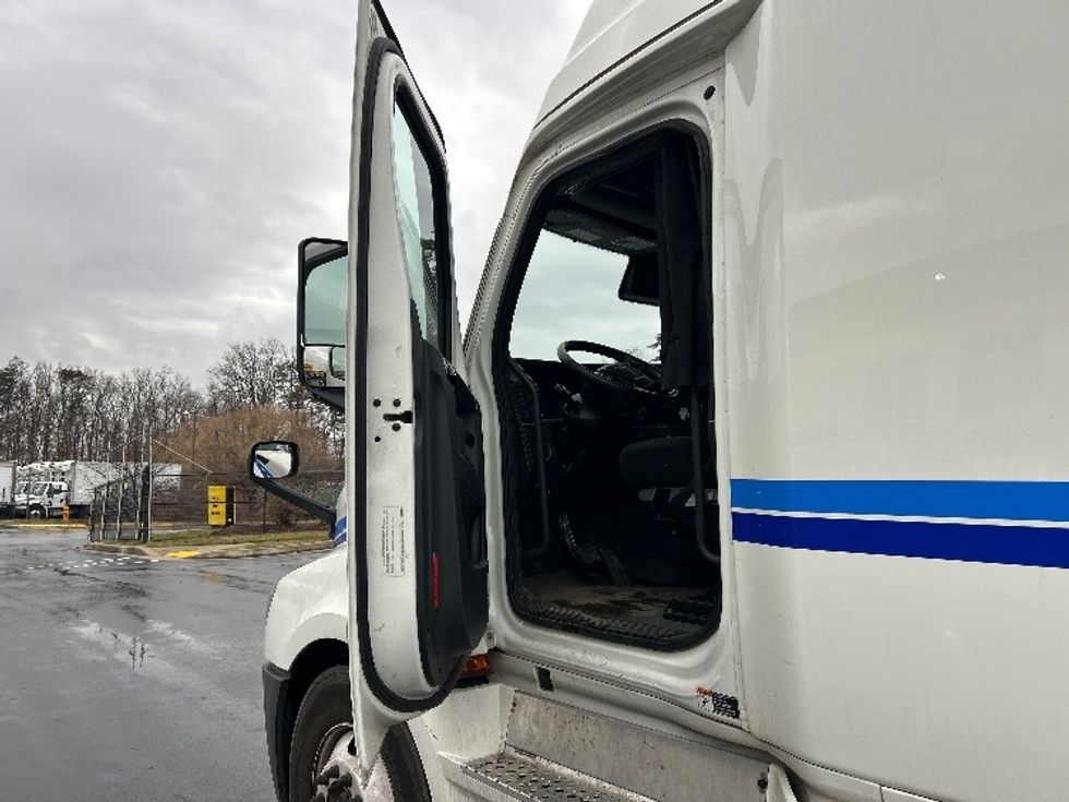 Sleeper Tractor-Heavy Duty Tractors-Freightliner-2023-T12664ST-Jessup-MD-605,438\n\t\tmiles-$ 61,000 - Image 9