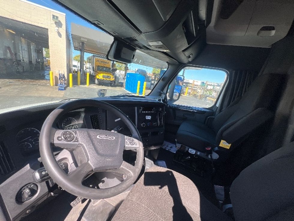 Sleeper Tractor-Heavy Duty Tractors-Freightliner-2023-T12664ST-Jessup-MD-660,663\n\t\tmiles-$ 57,750 - Image 10