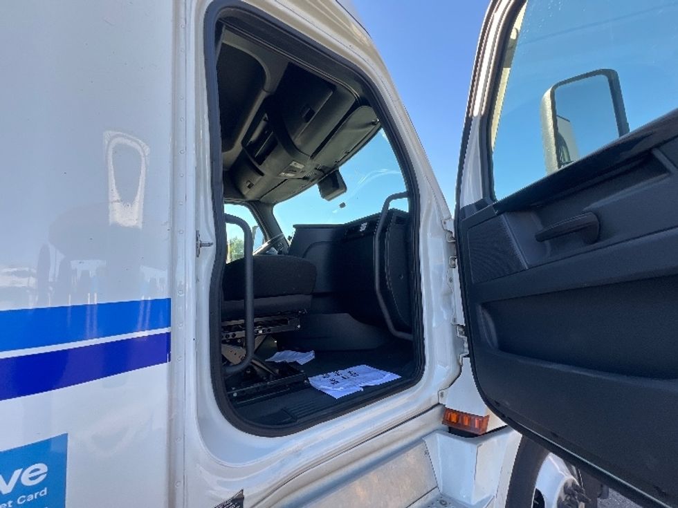 Sleeper Tractor-Heavy Duty Tractors-Freightliner-2023-T12664ST-Jessup-MD-660,663\n\t\tmiles-$ 57,750 - Image 13