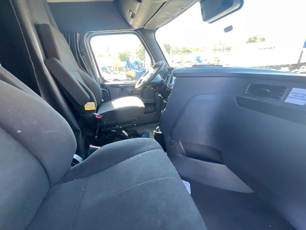 Sleeper Tractor-Heavy Duty Tractors-Freightliner-2023-T12664ST-Jessup-MD-660,663\n\t\tmiles-$ 57,750 - Image 15