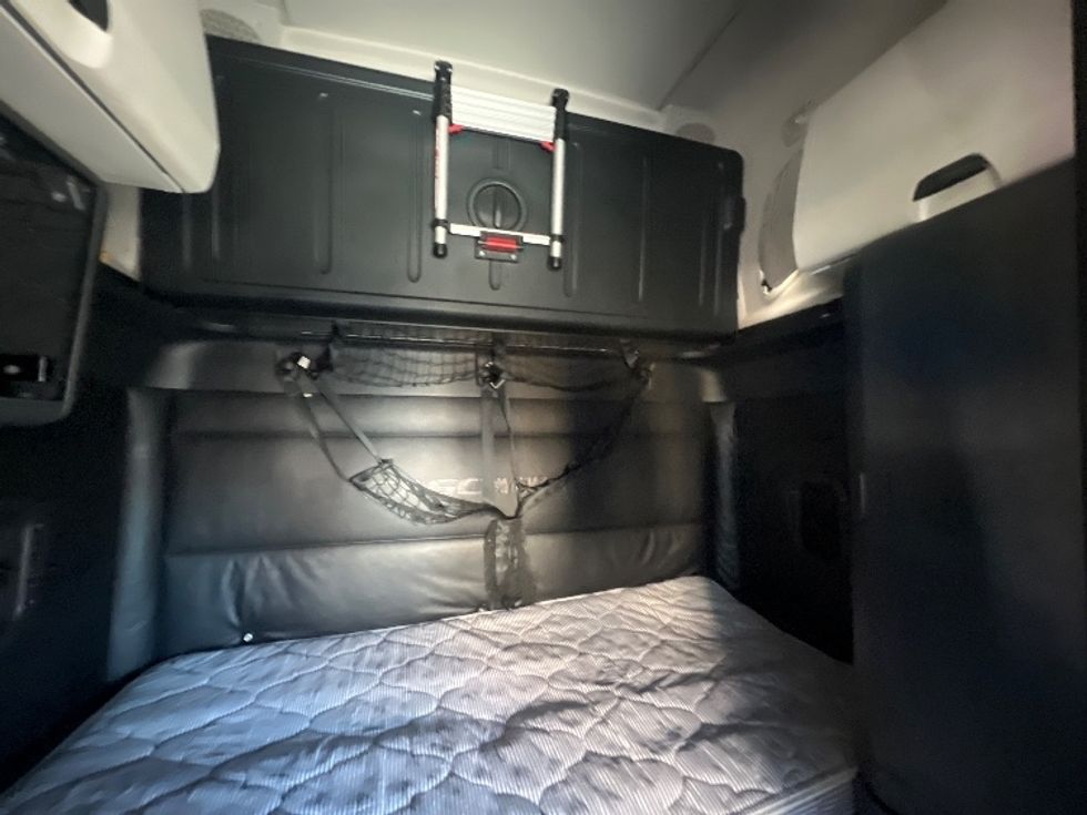 Sleeper Tractor-Heavy Duty Tractors-Freightliner-2023-T12664ST-Jessup-MD-660,663\n\t\tmiles-$ 57,750 - Image 16