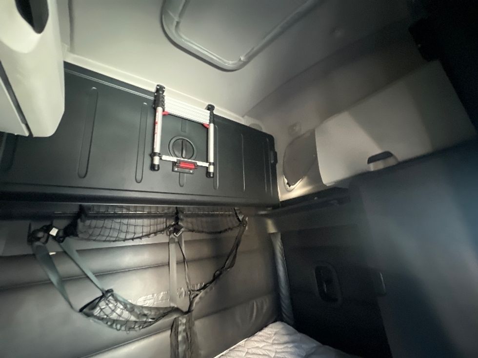 Sleeper Tractor-Heavy Duty Tractors-Freightliner-2023-T12664ST-Jessup-MD-660,663\n\t\tmiles-$ 57,750 - Image 18