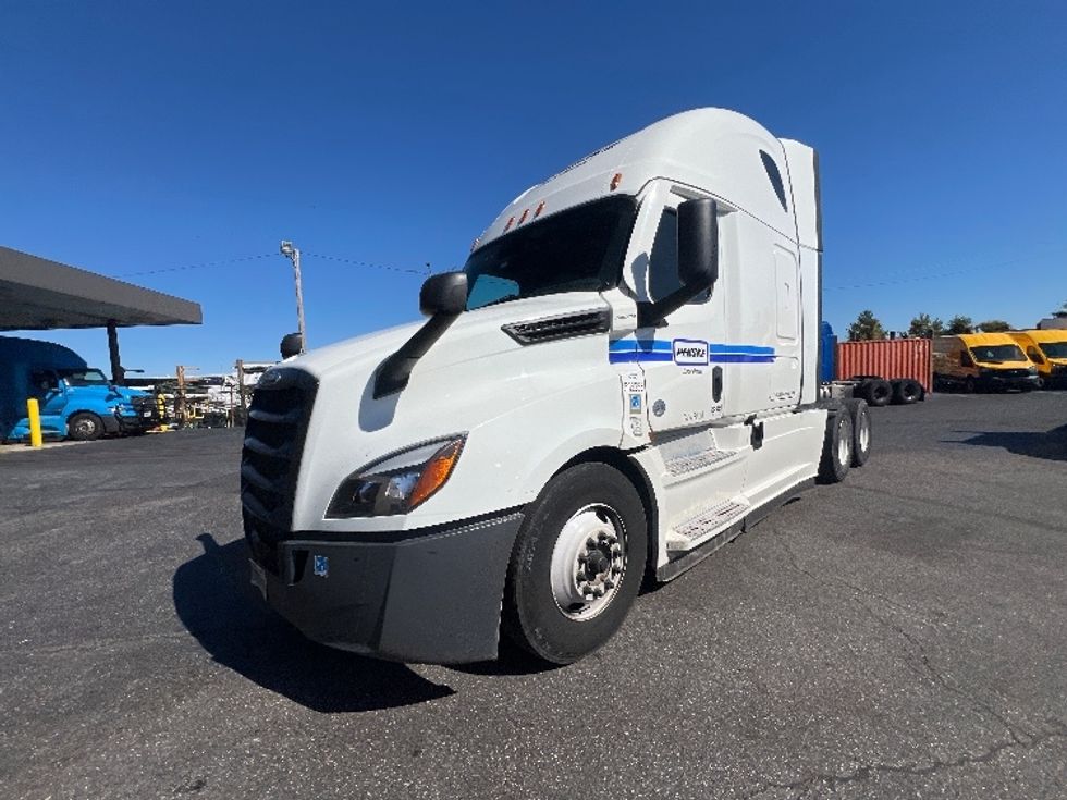 Sleeper Tractor-Heavy Duty Tractors-Freightliner-2023-T12664ST-Jessup-MD-660,663\n\t\tmiles-$ 57,750 - Image 3