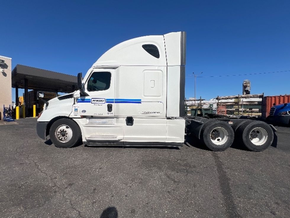 Sleeper Tractor-Heavy Duty Tractors-Freightliner-2023-T12664ST-Jessup-MD-660,663\n\t\tmiles-$ 57,750 - Image 4