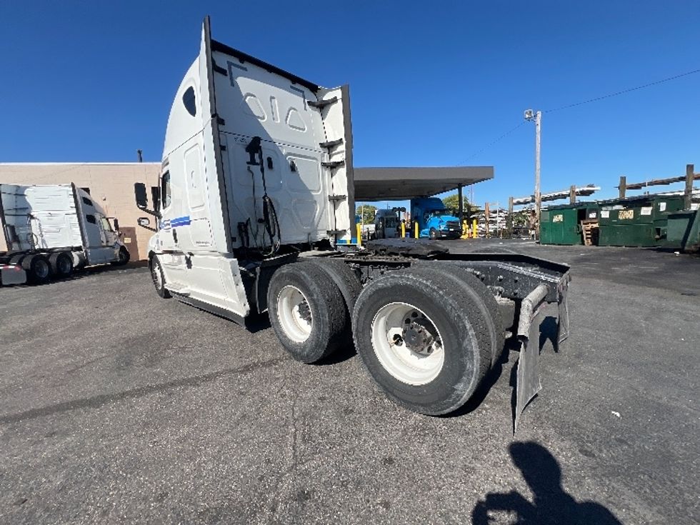Sleeper Tractor-Heavy Duty Tractors-Freightliner-2023-T12664ST-Jessup-MD-660,663\n\t\tmiles-$ 57,750 - Image 5