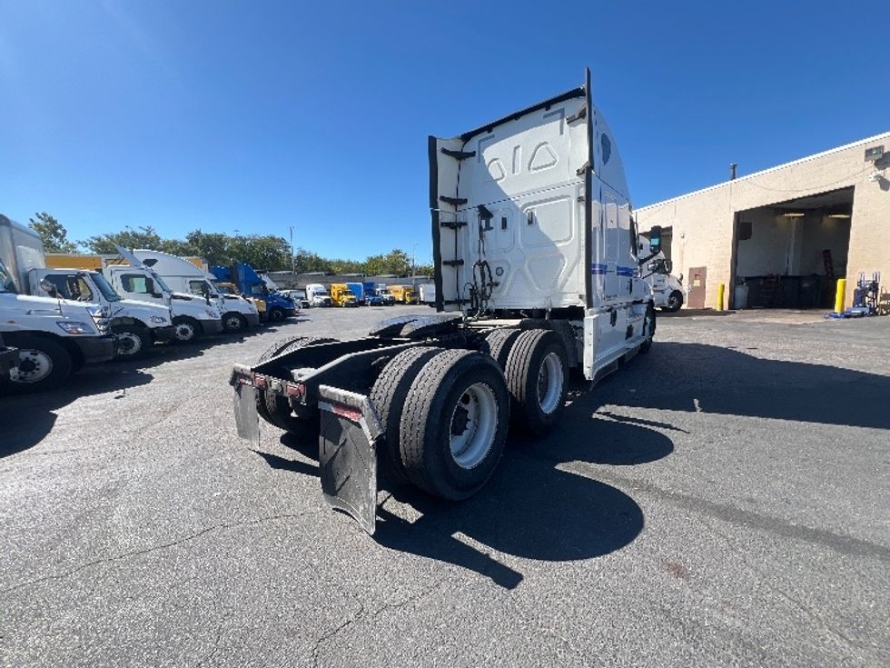 Sleeper Tractor-Heavy Duty Tractors-Freightliner-2023-T12664ST-Jessup-MD-660,663\n\t\tmiles-$ 57,750 - Image 7