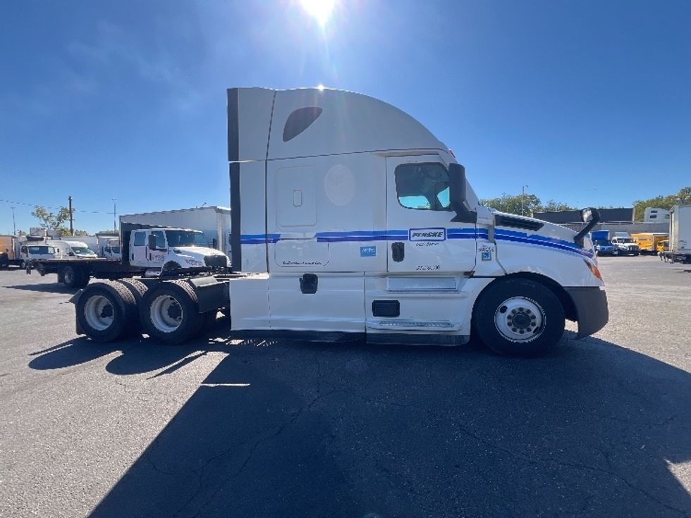 Sleeper Tractor-Heavy Duty Tractors-Freightliner-2023-T12664ST-Jessup-MD-660,663\n\t\tmiles-$ 57,750 - Image 8