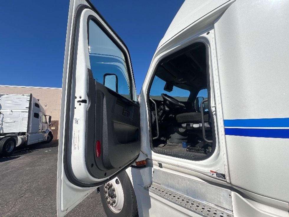 Sleeper Tractor-Heavy Duty Tractors-Freightliner-2023-T12664ST-Jessup-MD-660,663\n\t\tmiles-$ 57,750 - Image 9