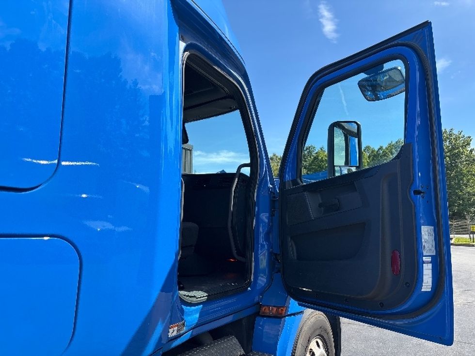 Sleeper Tractor-Heavy Duty Tractors-Freightliner-2023-T12664ST-Jessup-PA-532,278\n\t\tmiles-$ 80,750 - Image 13