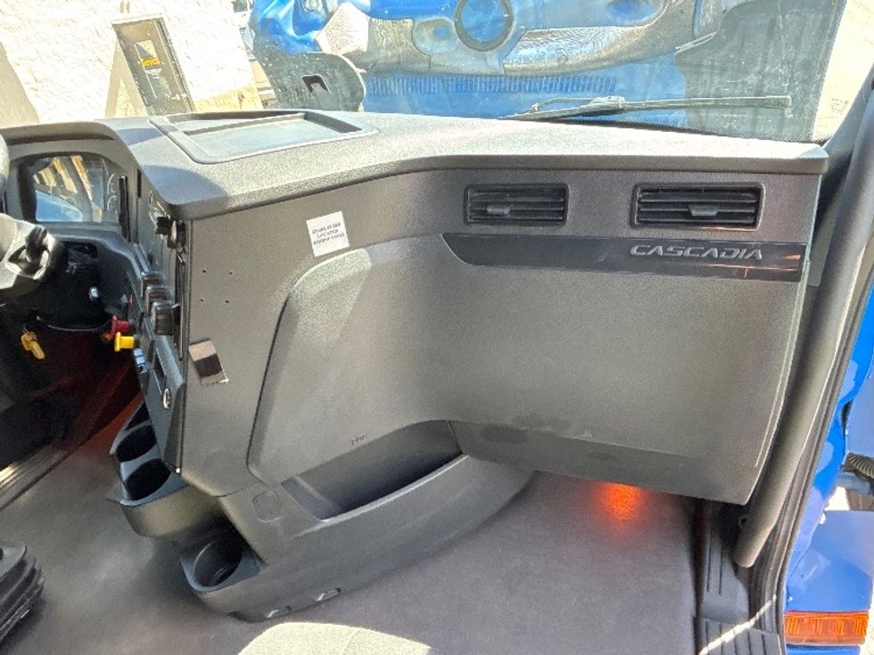 Sleeper Tractor-Heavy Duty Tractors-Freightliner-2023-T12664ST-Jessup-PA-532,278\n\t\tmiles-$ 80,750 - Image 14