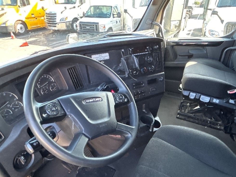 Sleeper Tractor-Heavy Duty Tractors-Freightliner-2023-T12664ST-Jurupa Valley-CA-740,571\n\t\tmiles-$ 54,500 - Image 10