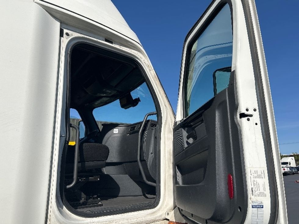 Sleeper Tractor-Heavy Duty Tractors-Freightliner-2023-T12664ST-Jurupa Valley-CA-740,571\n\t\tmiles-$ 54,500 - Image 13