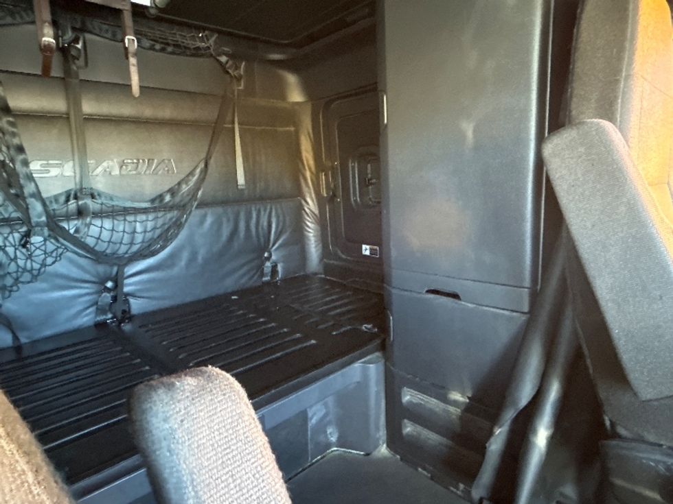 Sleeper Tractor-Heavy Duty Tractors-Freightliner-2023-T12664ST-Jurupa Valley-CA-740,571\n\t\tmiles-$ 54,500 - Image 16