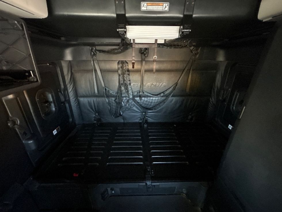 Sleeper Tractor-Heavy Duty Tractors-Freightliner-2023-T12664ST-Jurupa Valley-CA-740,571\n\t\tmiles-$ 54,500 - Image 17