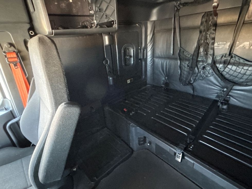 Sleeper Tractor-Heavy Duty Tractors-Freightliner-2023-T12664ST-Jurupa Valley-CA-740,571\n\t\tmiles-$ 54,500 - Image 18