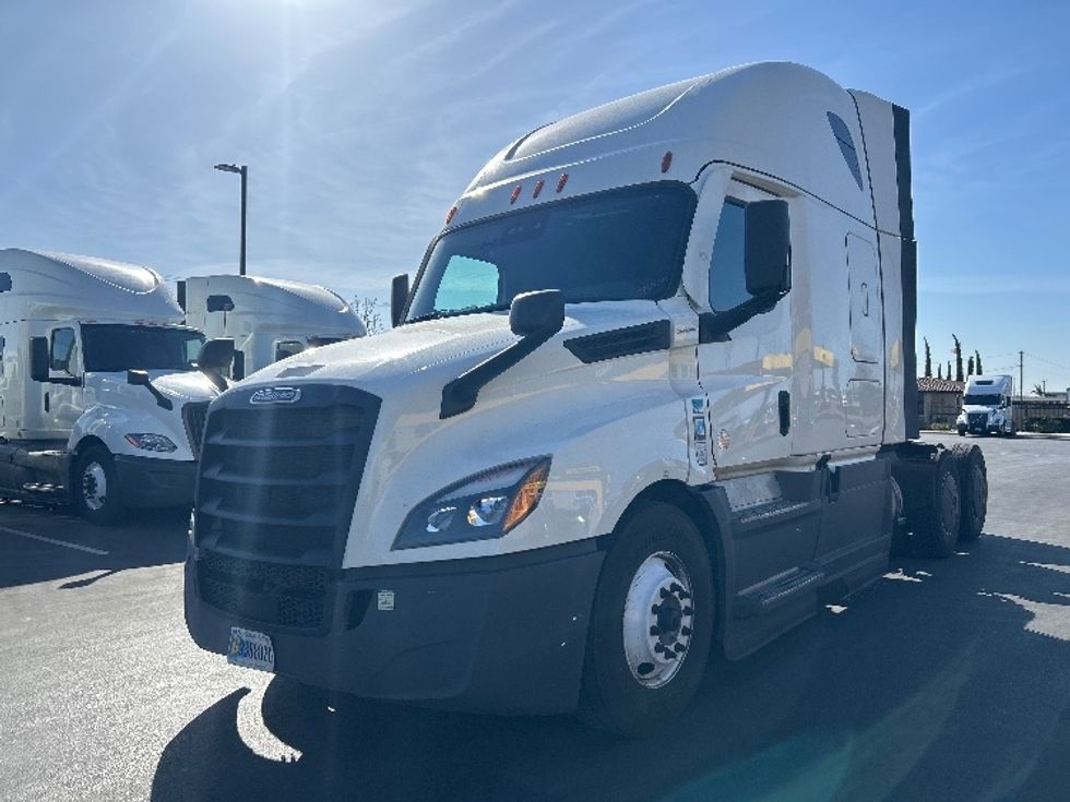 Sleeper Tractor-Heavy Duty Tractors-Freightliner-2023-T12664ST-Jurupa Valley-CA-740,571\n\t\tmiles-$ 54,500 - Image 3