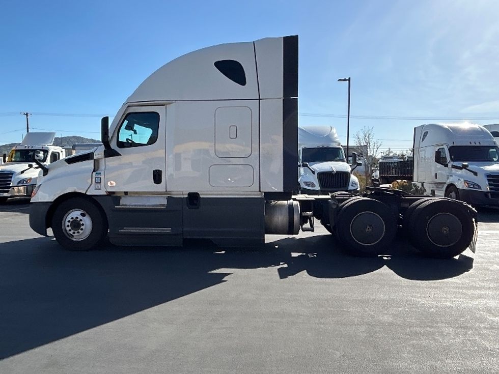 Sleeper Tractor-Heavy Duty Tractors-Freightliner-2023-T12664ST-Jurupa Valley-CA-740,571\n\t\tmiles-$ 54,500 - Image 4