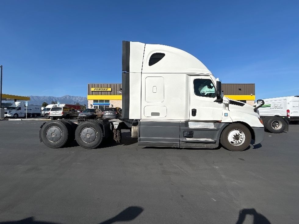 Sleeper Tractor-Heavy Duty Tractors-Freightliner-2023-T12664ST-Jurupa Valley-CA-740,571\n\t\tmiles-$ 54,500 - Image 8