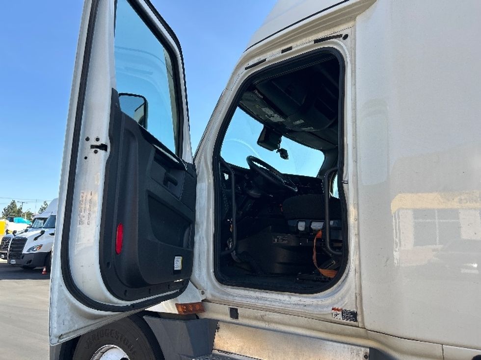 Sleeper Tractor-Heavy Duty Tractors-Freightliner-2023-T12664ST-Jurupa Valley-CA-740,571\n\t\tmiles-$ 54,500 - Image 9