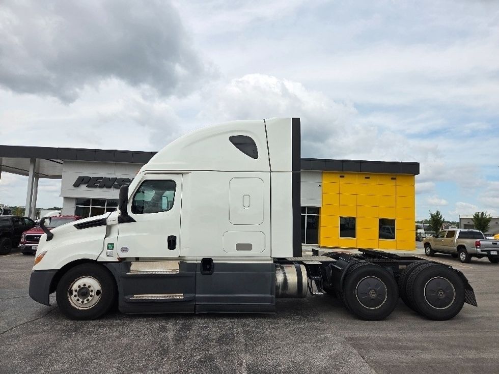 Sleeper Tractor-Heavy Duty Tractors-Freightliner-2023-T12664ST-Kansas City-MO-646,173\n\t\tmiles-$ 69,000 - Image 4