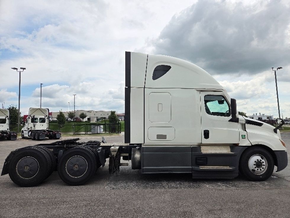 Sleeper Tractor-Heavy Duty Tractors-Freightliner-2023-T12664ST-Kansas City-MO-646,173\n\t\tmiles-$ 69,000 - Image 8