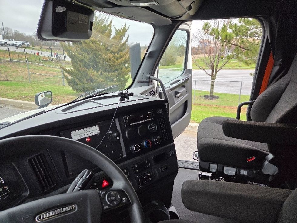 Sleeper Tractor-Heavy Duty Tractors-Freightliner-2023-T12664ST-Kansas City-MO-694,111\n\t\tmiles-$ 57,250 - Image 10