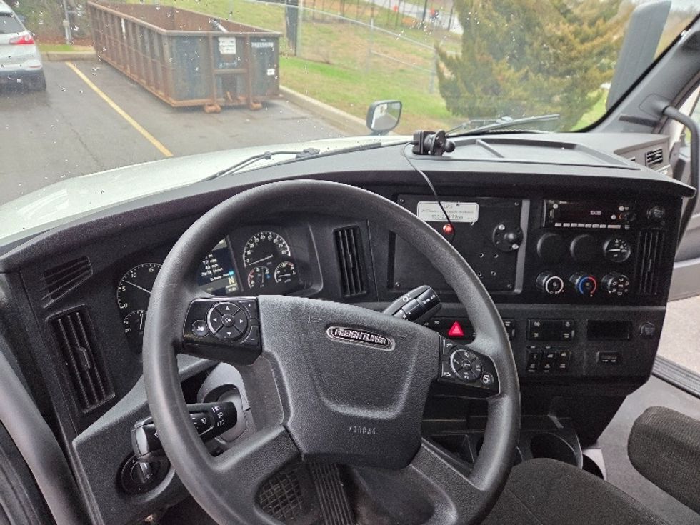 Sleeper Tractor-Heavy Duty Tractors-Freightliner-2023-T12664ST-Kansas City-MO-694,111\n\t\tmiles-$ 57,250 - Image 11