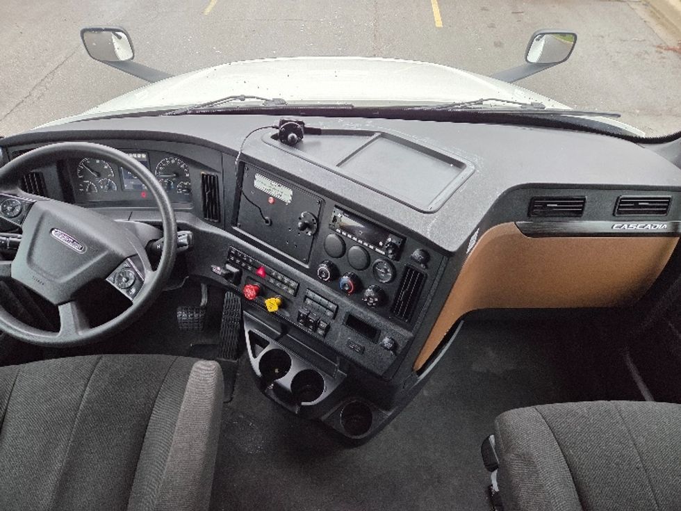 Sleeper Tractor-Heavy Duty Tractors-Freightliner-2023-T12664ST-Kansas City-MO-694,111\n\t\tmiles-$ 57,250 - Image 12