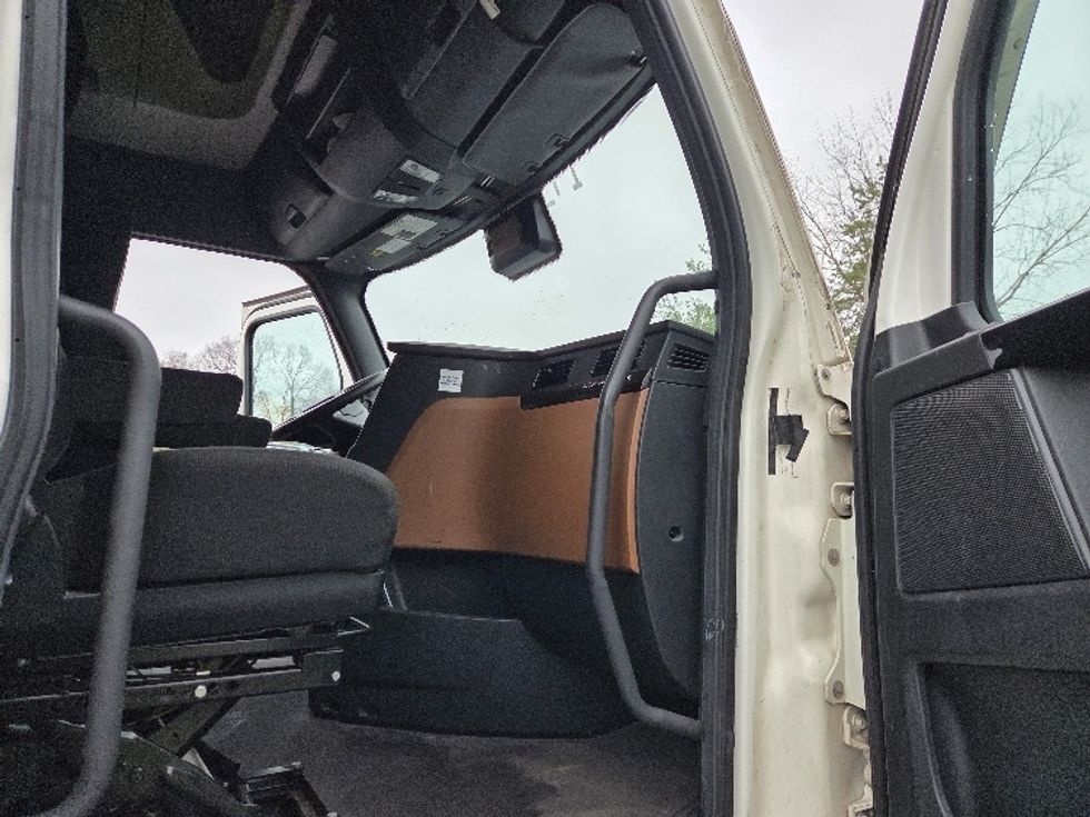 Sleeper Tractor-Heavy Duty Tractors-Freightliner-2023-T12664ST-Kansas City-MO-694,111\n\t\tmiles-$ 57,250 - Image 13