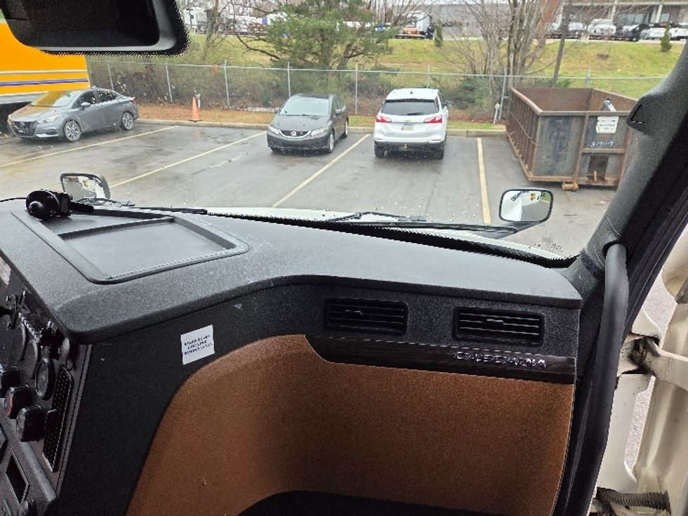 Sleeper Tractor-Heavy Duty Tractors-Freightliner-2023-T12664ST-Kansas City-MO-694,111\n\t\tmiles-$ 57,250 - Image 14