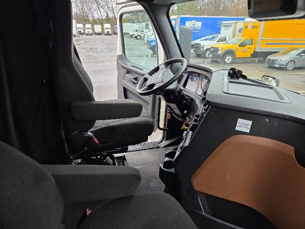 Sleeper Tractor-Heavy Duty Tractors-Freightliner-2023-T12664ST-Kansas City-MO-694,111\n\t\tmiles-$ 57,250 - Image 15