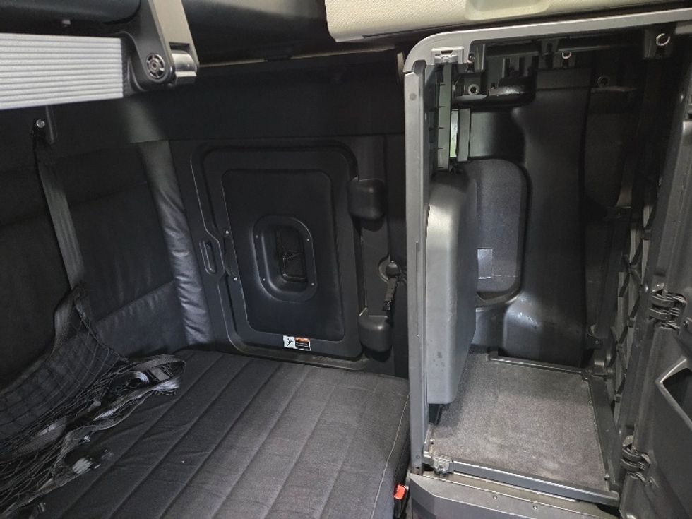 Sleeper Tractor-Heavy Duty Tractors-Freightliner-2023-T12664ST-Kansas City-MO-694,111\n\t\tmiles-$ 57,250 - Image 17