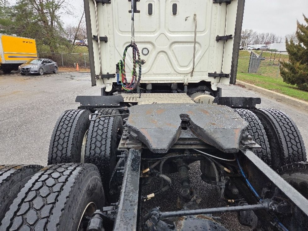 Sleeper Tractor-Heavy Duty Tractors-Freightliner-2023-T12664ST-Kansas City-MO-694,111\n\t\tmiles-$ 57,250 - Image 6