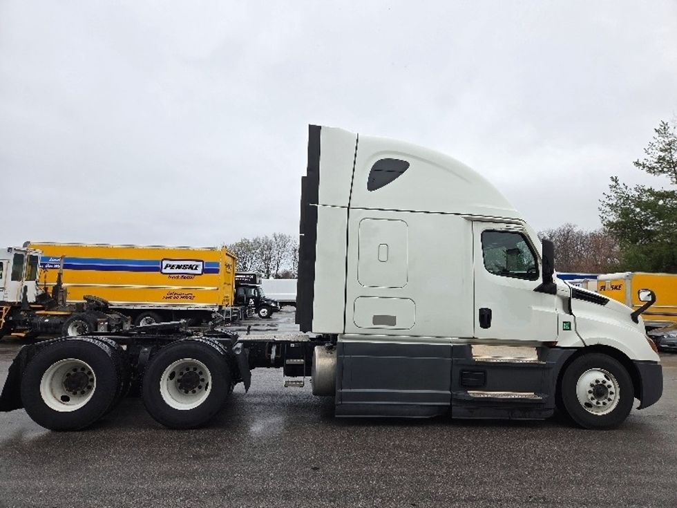 Sleeper Tractor-Heavy Duty Tractors-Freightliner-2023-T12664ST-Kansas City-MO-694,111\n\t\tmiles-$ 57,250 - Image 8