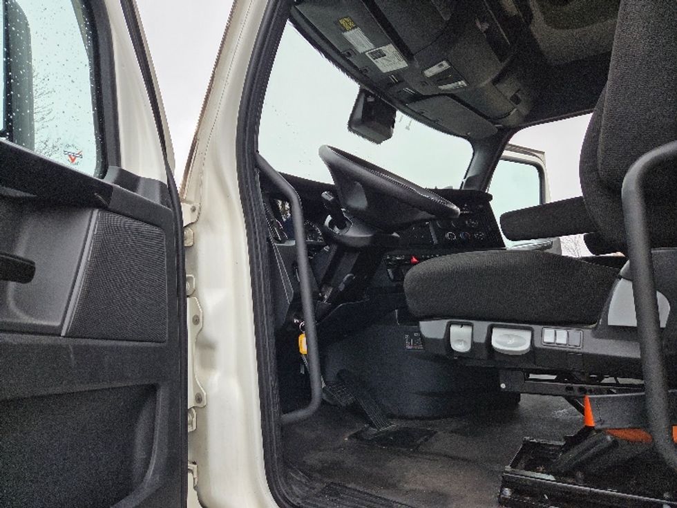 Sleeper Tractor-Heavy Duty Tractors-Freightliner-2023-T12664ST-Kansas City-MO-694,111\n\t\tmiles-$ 57,250 - Image 9