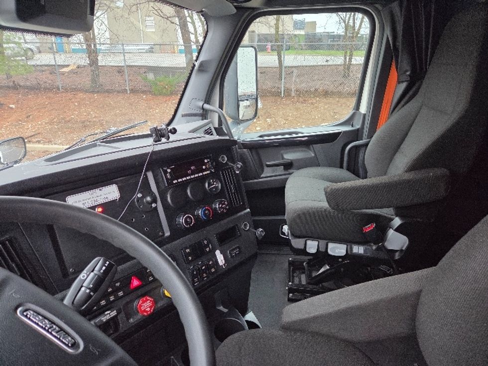 Sleeper Tractor-Heavy Duty Tractors-Freightliner-2023-T12664ST-Kansas City-MO-713,330\n\t\tmiles-$ 55,250 - Image 10