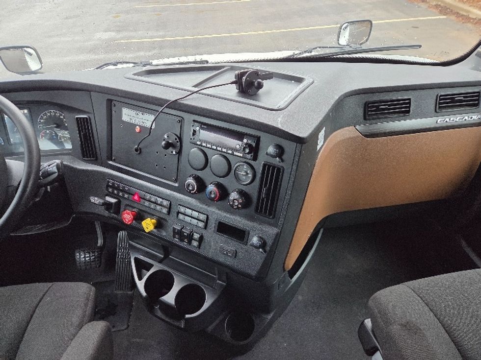 Sleeper Tractor-Heavy Duty Tractors-Freightliner-2023-T12664ST-Kansas City-MO-713,330\n\t\tmiles-$ 55,250 - Image 12