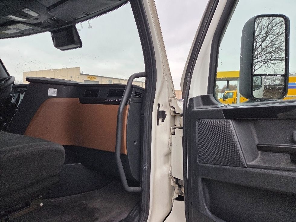 Sleeper Tractor-Heavy Duty Tractors-Freightliner-2023-T12664ST-Kansas City-MO-713,330\n\t\tmiles-$ 55,250 - Image 13