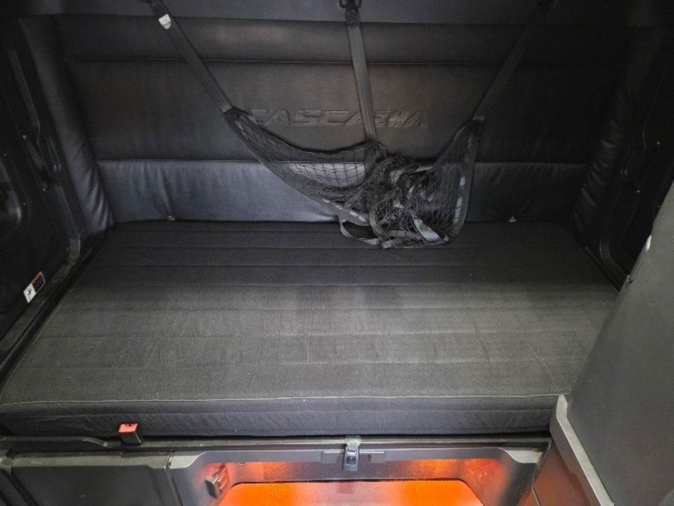 Sleeper Tractor-Heavy Duty Tractors-Freightliner-2023-T12664ST-Kansas City-MO-713,330\n\t\tmiles-$ 55,250 - Image 16