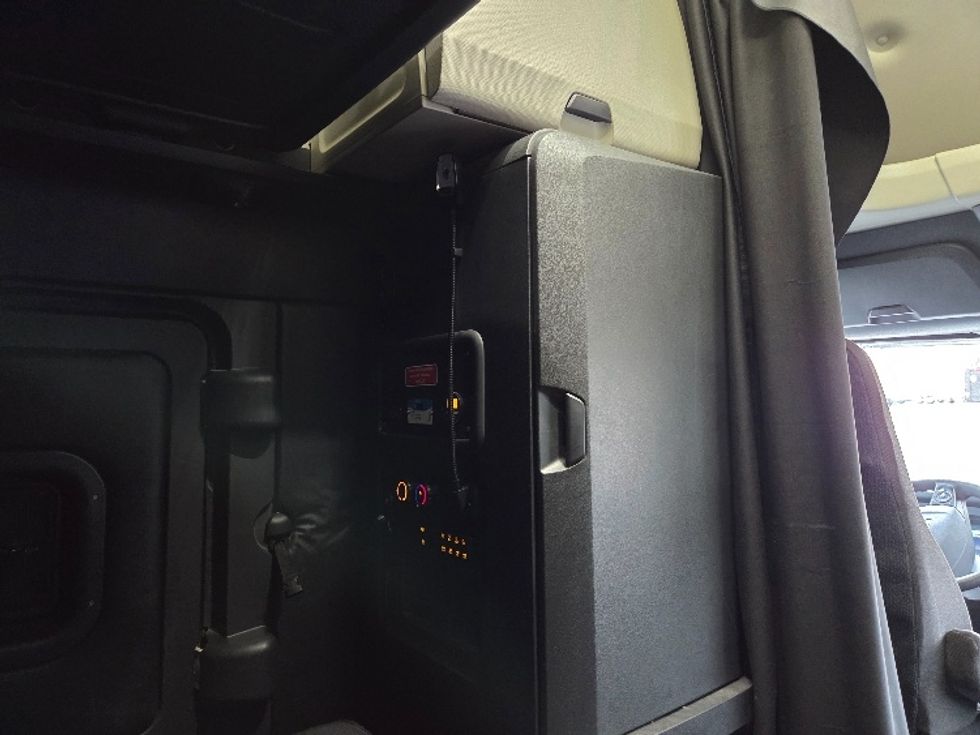 Sleeper Tractor-Heavy Duty Tractors-Freightliner-2023-T12664ST-Kansas City-MO-713,330\n\t\tmiles-$ 55,250 - Image 17