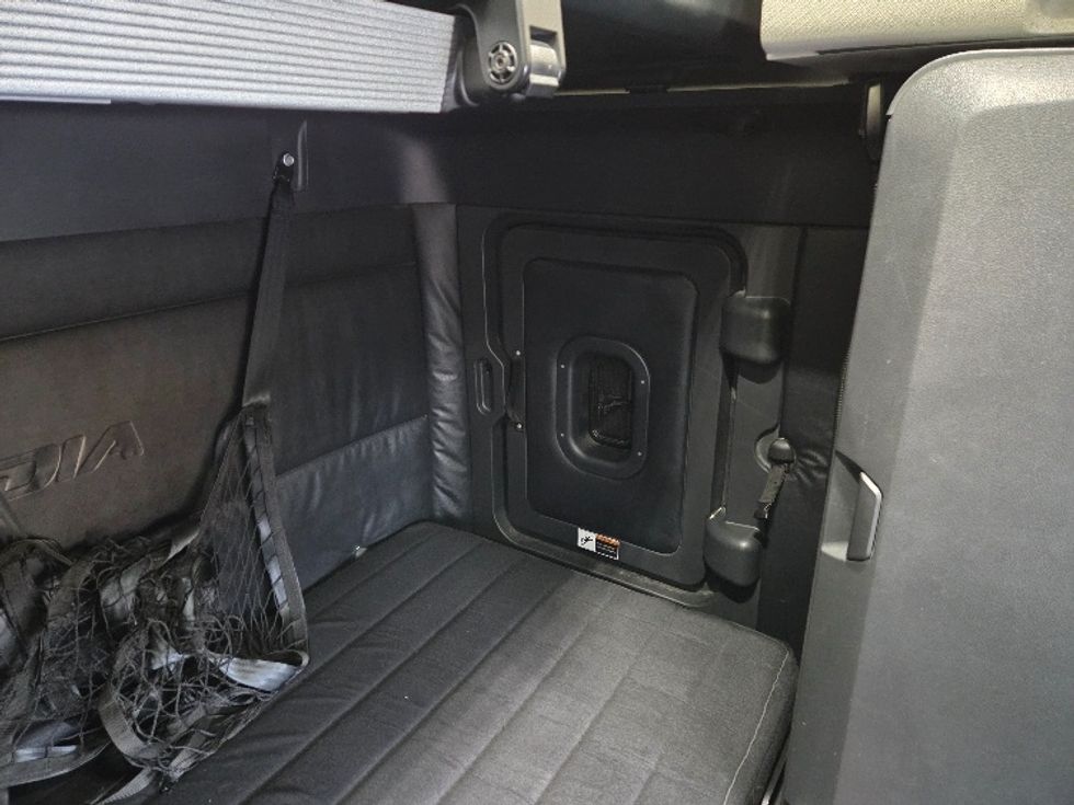 Sleeper Tractor-Heavy Duty Tractors-Freightliner-2023-T12664ST-Kansas City-MO-713,330\n\t\tmiles-$ 55,250 - Image 18